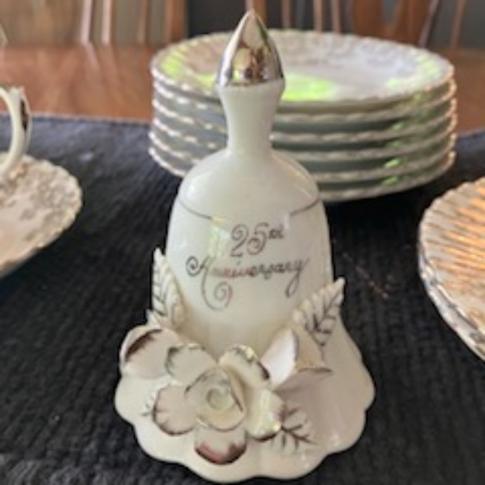 25th Anniversary Royal Albert China set - Picture 4 of 6